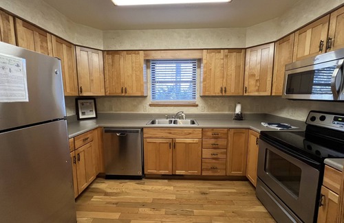 Mount Ida Cottage | Forest View two bedroom, two bath Harbor North luxury loft cottage with private hot tub o Lake on Ouachita. by RedAwning