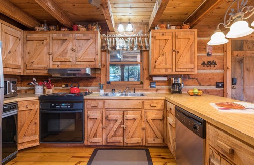 Frank Cabin | Forget Me Not | Cozy Log Cabin & Breathtaking Mountain Views!