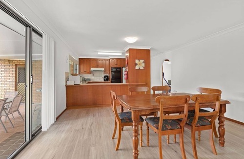 Forster House | Forster holiday home, linen included-WiFi- pets welcome-cafes,beach, golf, fish