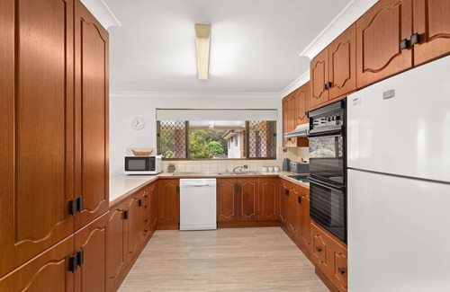 Forster House | Forster holiday home, linen included-WiFi- pets welcome-cafes,beach, golf, fish