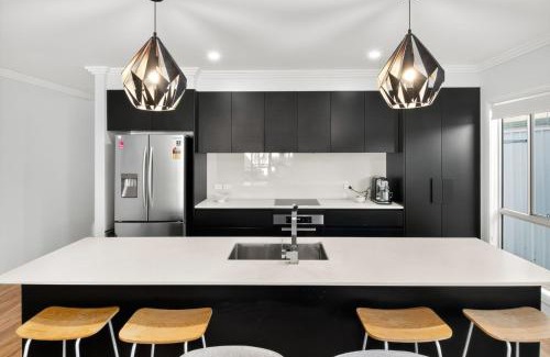 Wagga Wagga House | Forsyth Retreat - Modern Townhouse