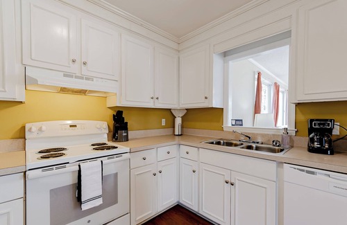 Hopkins House | Fort Jackson Stay at the Breeze on Inn