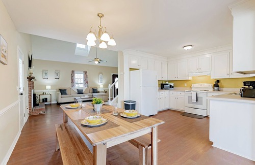 Hopkins House | Fort Jackson Stay at the Breeze on Inn