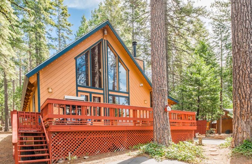 Dorrington Ski Chalet | Four By Four Classic Pet Friendly Chalet in Dorrington - Sleeps 8-10.