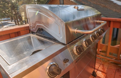 Dorrington Ski Chalet | Four By Four Classic Pet Friendly Chalet in Dorrington - Sleeps 8-10.