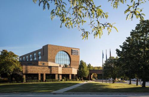Brown Deer Hotel | Four Points by Sheraton Milwaukee North Shore