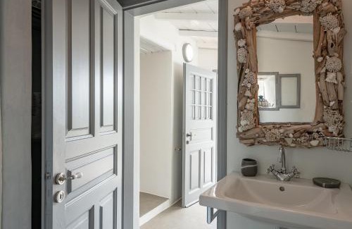 Hydra Hotel | Four Seasons Hydra Luxury Suites