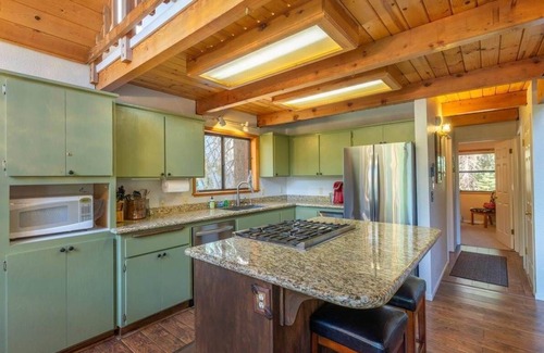 Pla-Vada Woodlands Cabin | Four seasons Mountain Chalet close to ski resorts