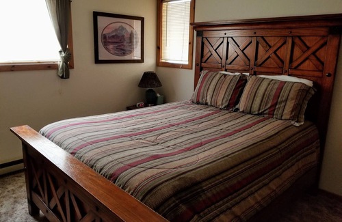 Eagle Nest Cabin | FOUR TOES MOUNTAIN LODGE nestled in the Sangre de Cristo Mtns/Ski/Hike/Fish/Hunt