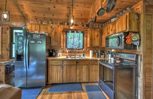Ridgeline Vistas Cabin | Fox Den Cabin with Invigorating Hot Tub!