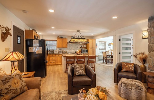 Fox Farm House | Foxy Farm Ranch, newly remodeled, amazing outdoors, hot tub, and separate full guest house!