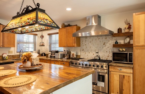 Fox Farm House | Foxy Farm Ranch, newly remodeled, amazing outdoors, hot tub, and separate full guest house!