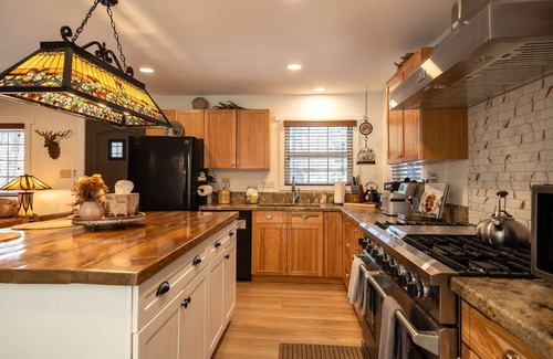 Fox Farm House | Foxy Farm Ranch, newly remodeled, amazing outdoors, hot tub, and separate full guest house!