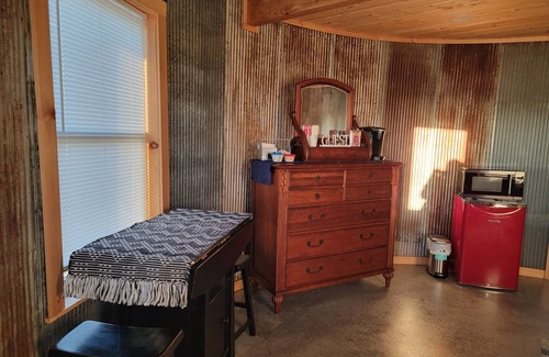 Kidder Cabin | Foxy's Den cozy grain bin cabin with WiFi & AC in serene Kidder. Quiet & serene.
