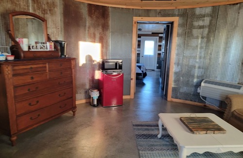 Kidder Cabin | Foxy's Den cozy grain bin cabin with WiFi & AC in serene Kidder. Quiet & serene.