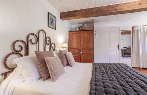 Sainte-Colombe-de-la-Commanderie Bed & Breakfast | Bed and breakfast 'Colombine Chambre Double Deluxe' with Shared Garden, Wi-Fi and Air Conditioning