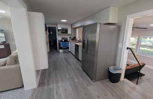 Satsuma House | FREE Boat to use-Fish from the TIKI outback-Dock your boat on canal-Pets OK-4 Br