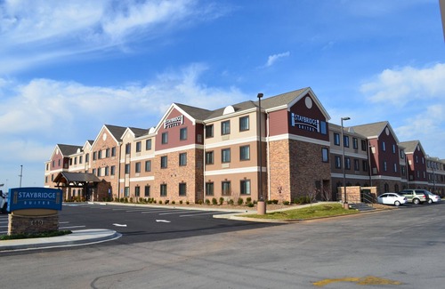 Bowling Green Apartment | Free Breakfast Buffet, Pool & Gym Access. Studio Near WKU Campus!