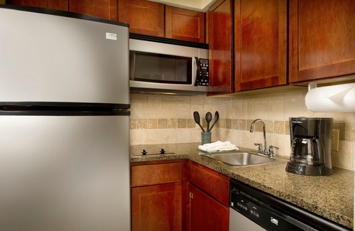Linthicum Heights Condo | Free Breakfast Buffet! Pool | Staybridge Near BWI Airport