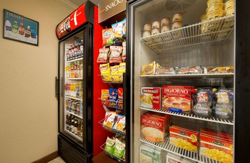 Linthicum Heights Condo | Free Breakfast Buffet! Pool | Staybridge Near BWI Airport