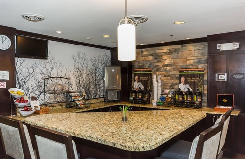 Grand Forks Condo | Free Breakfast. Indoor Pool & Hot Tub. 15 Min Walk to University of North Dakota.