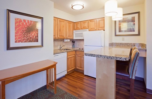 Maple Grove Condo | Free Breakfast. Pool & Hot Tub. Gym. Great for Business Travelers!