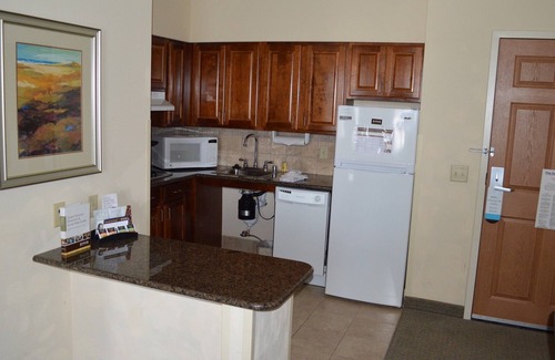 Oconomowoc Condo | Free Breakfast. Pool. Gym. Close to Aurora Medical Center!