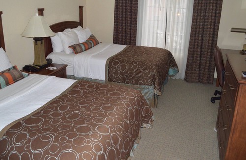 Oconomowoc Condo | Free Breakfast. Pool. Gym. Close to Aurora Medical Center!