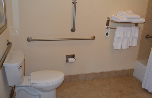 Oconomowoc Condo | Free Breakfast. Pool. Gym. Close to Aurora Medical Center!