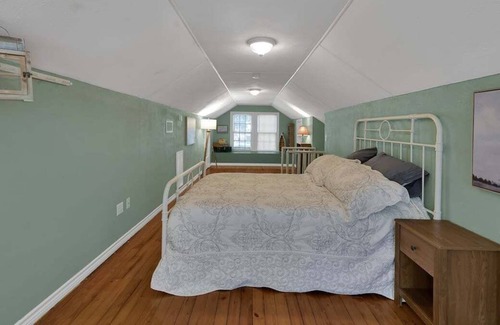Conroe Cottage | Free Coffee Wifi Smart TV all bdrms Fenced yard