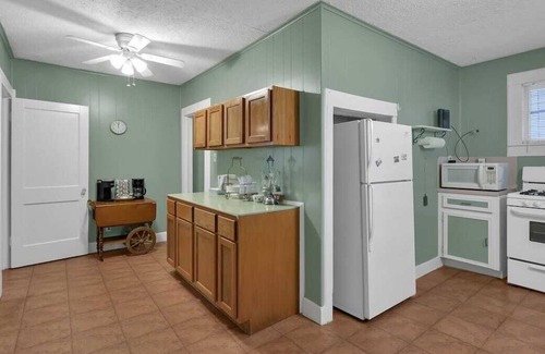 Conroe Cottage | Free Coffee Wifi Smart TV all bdrms Fenced yard