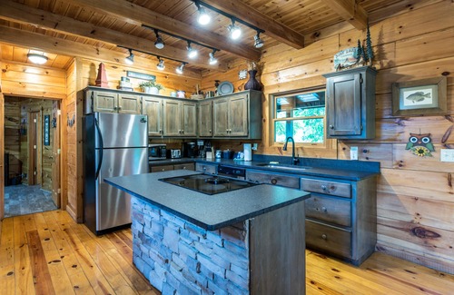 Pigeon Forge Cabin | Free Dollywood tickets+ more! Family Friendly cabin 1/2 mile from the Parkway !