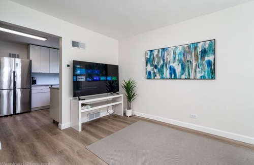 Skokie Condo | Free Parking, Balcony near Universities, NAPA, Ravinia and train to Chicago