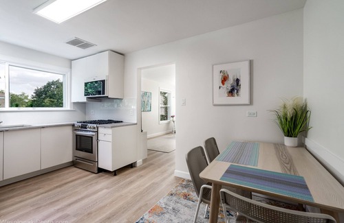 Skokie Condo | Free Parking, Balcony near Universities, NAPA, Ravinia and train to Chicago