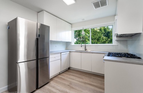 Skokie Condo | Free Parking, Balcony near Universities, NAPA, Ravinia and train to Chicago