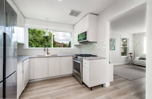 Skokie Condo | Free Parking, Balcony, near Universities, NAPA, Ravinia and train to Chicago