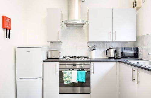 Landore House | Free Parking, Spacious Living Room, Garden