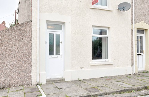 Landore House | Free Parking, Spacious Living Room, Garden