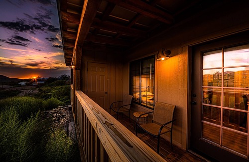 Tombstone Cabin | Free parking&WIFI Historic Decor&Balcony Views Miners Cabin #2(KING-Accessible)