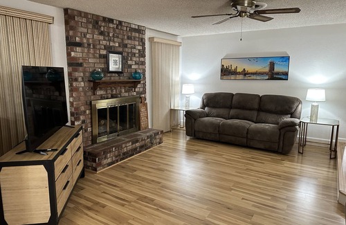 Enterprise House | Free pkg up to 4 cars/6 guests max/King/Qn/Twin beds