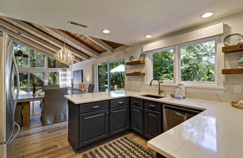 Lawton Woods House | FREE Pool Heat ~ Upscale Home, Private Pool, Pet Friendly ~ 7 Pender Lane