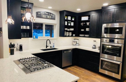 Donnelly Cabin | Fresh Log Cabin in Donnelly w/Game Room & Hot Tub