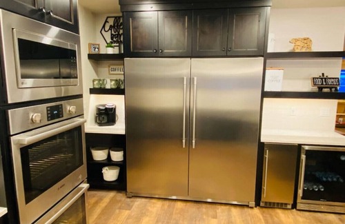 Donnelly Cabin | Fresh Log Cabin in Donnelly w/Game Room & Hot Tub