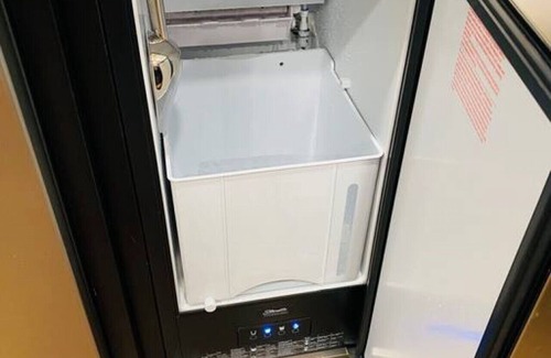 Donnelly Cabin | Fresh Log Cabin in Donnelly w/Game Room & Hot Tub