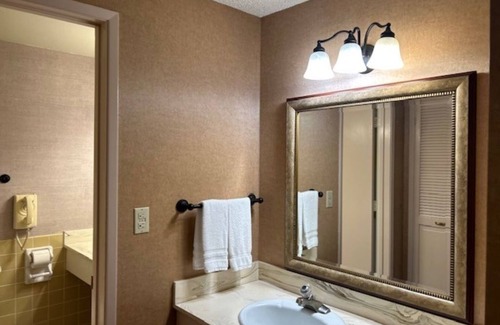 Raisin Hotel | Fresno Travel Base – Minutes from Airport w/Easy Access to Dining & Highways