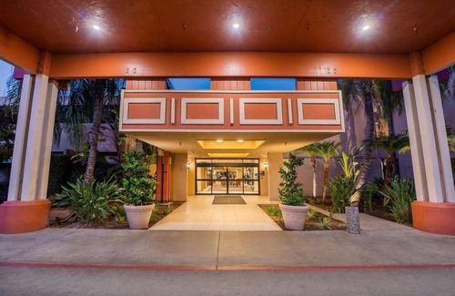Raisin Hotel | Fresno Travel Base – Minutes from Airport w/Easy Access to Dining & Highways