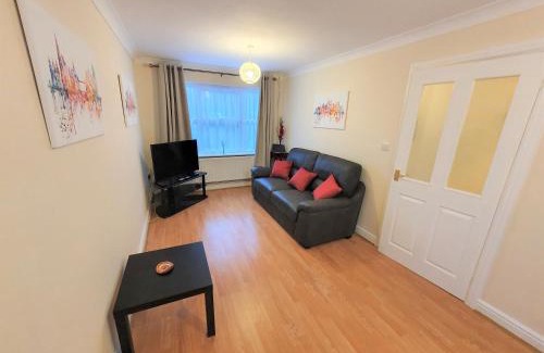 Sittingbourne House | Friars Walk 2 with 2 bedrooms, 2 bathrooms, fast Wi-Fi and private parking