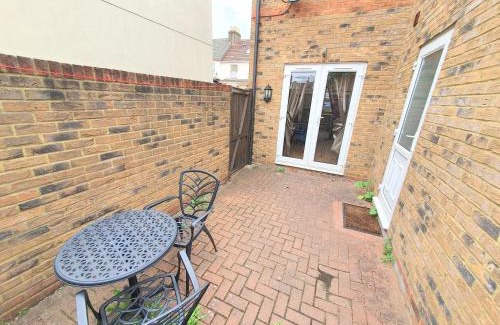 Sittingbourne House | Friars Walk houses with 2 bedrooms, 2 bathrooms, fast Wi-Fi and private parking