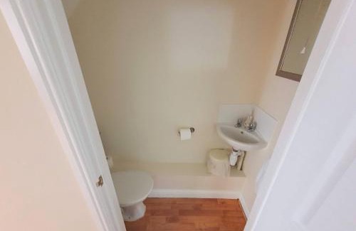 Sittingbourne House | Friars Walk houses with 2 bedrooms, 2 bathrooms, fast Wi-Fi and private parking