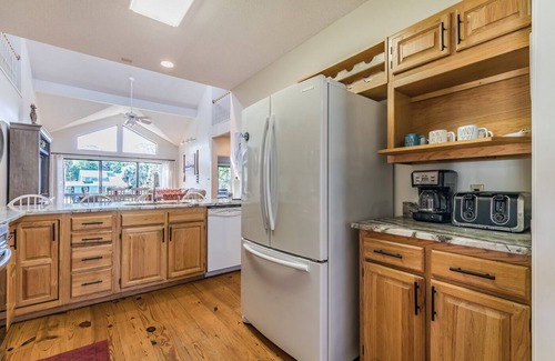 Deer Lake House | FRIPP ISLAND/Hot tub overlooking lake/Community Pool/6 Seater Golf Cart/Cards available-275 Deer Lake